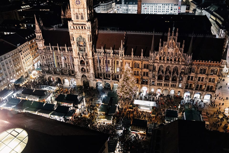 Evening view of the 2024 Christmas market stalls and illuminated tree at Marienplatz, Munich.
